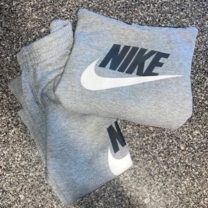 Nike sweatpants and sweatshirt set
